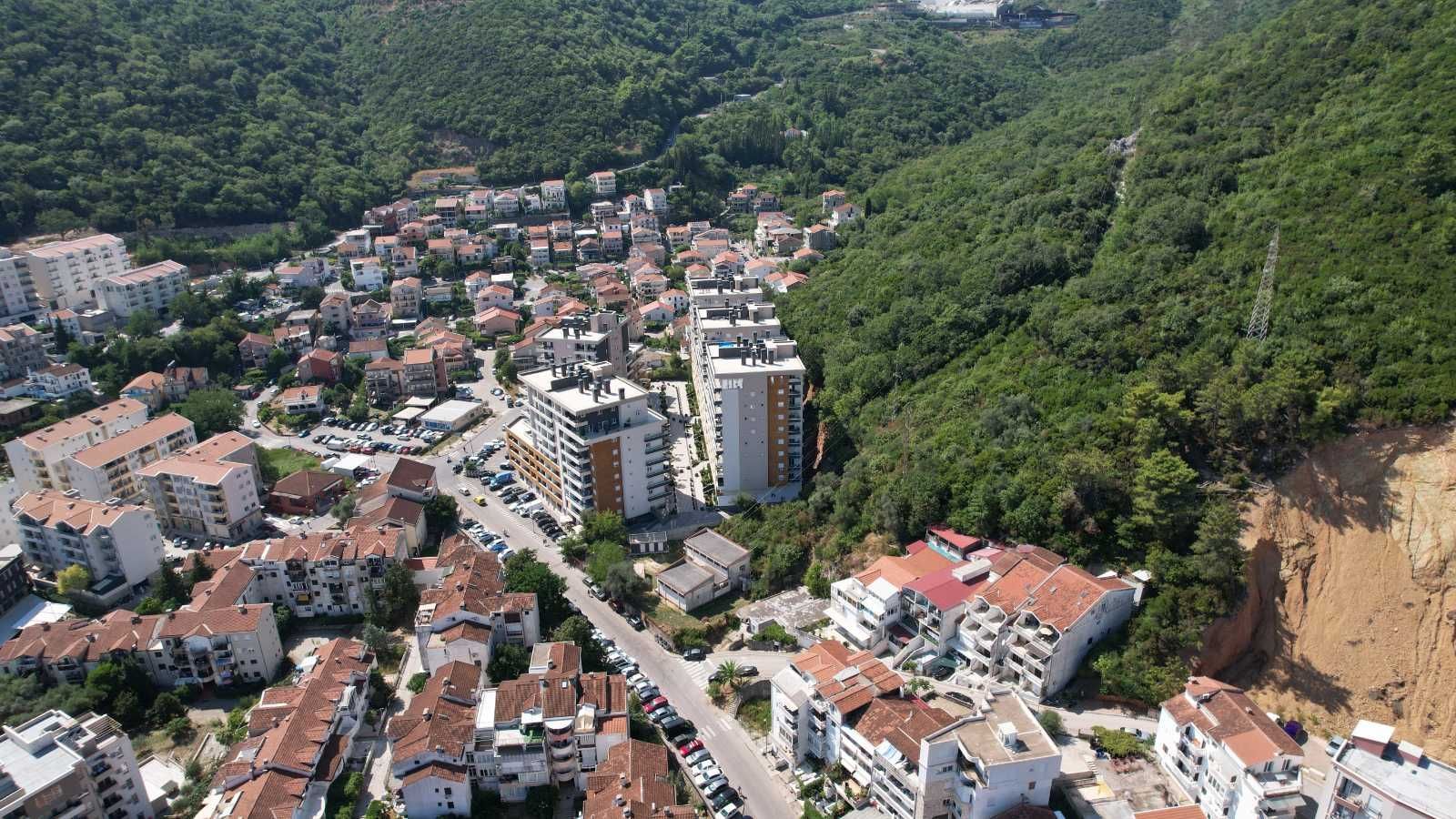 amforaproperty.com/Ekskluzivni Urbanizovani Plac od 2685m² sa Panoramskim Pogledom na More u Budvi - Izvanredna Investiciona Prilika