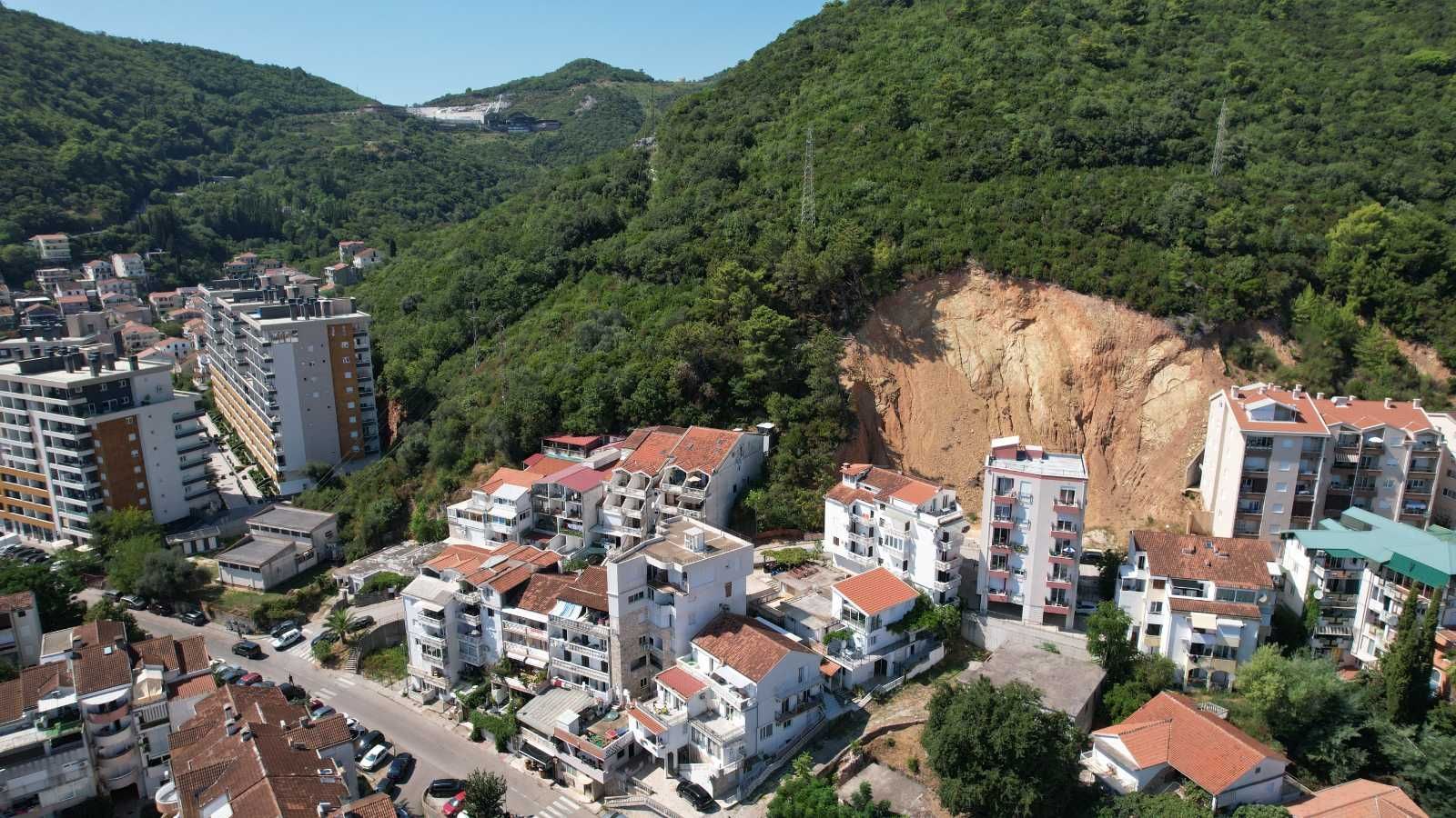 amforaproperty.com/Ekskluzivni Urbanizovani Plac od 2685m² sa Panoramskim Pogledom na More u Budvi - Izvanredna Investiciona Prilika