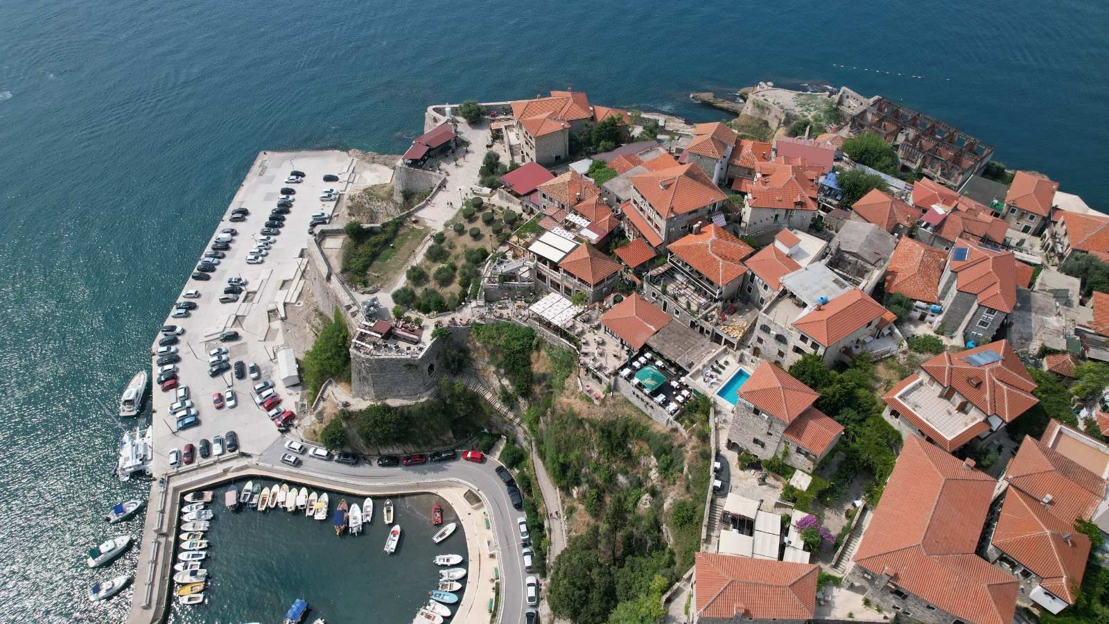 amforaproperty.com/Plac 295m2 sa Kućom na Ekskluzivnoj Lokaciji u Ulcinju – Pogled na More i Stari Grad