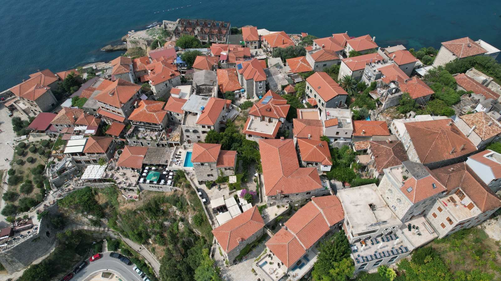 amforaproperty.com/Plac 295m2 sa Kućom na Ekskluzivnoj Lokaciji u Ulcinju – Pogled na More i Stari Grad