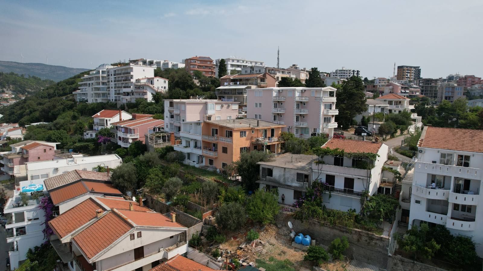 amforaproperty.com/Plac 295m2 sa Kućom na Ekskluzivnoj Lokaciji u Ulcinju – Pogled na More i Stari Grad