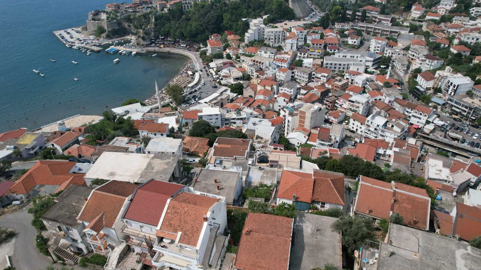 amforaproperty.com/Plac 295m2 sa Kućom na Ekskluzivnoj Lokaciji u Ulcinju – Pogled na More i Stari Grad