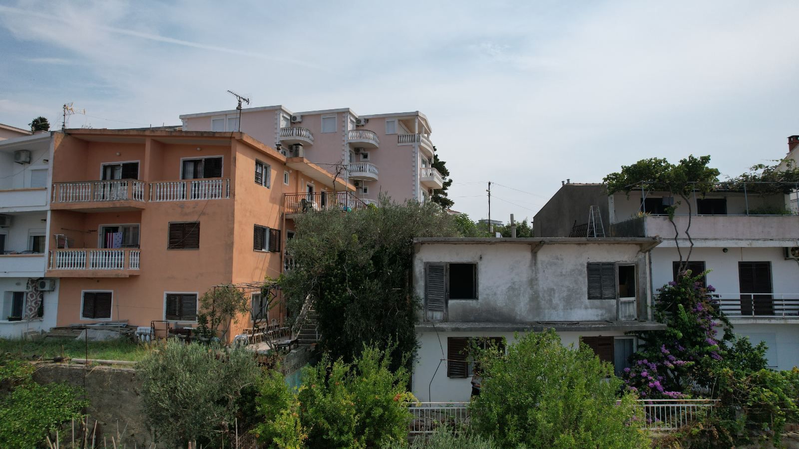 amforaproperty.com/Plac 295m2 sa Kućom na Ekskluzivnoj Lokaciji u Ulcinju – Pogled na More i Stari Grad