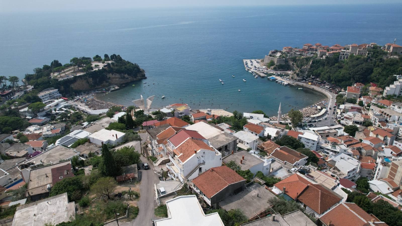 amforaproperty.com/Plac 295m2 sa Kućom na Ekskluzivnoj Lokaciji u Ulcinju – Pogled na More i Stari Grad