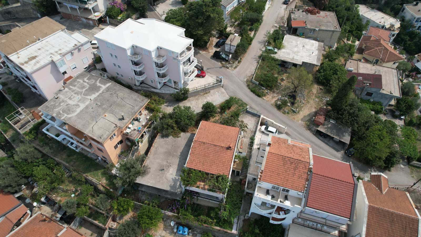 amforaproperty.com/Plac 295m2 sa Kućom na Ekskluzivnoj Lokaciji u Ulcinju – Pogled na More i Stari Grad