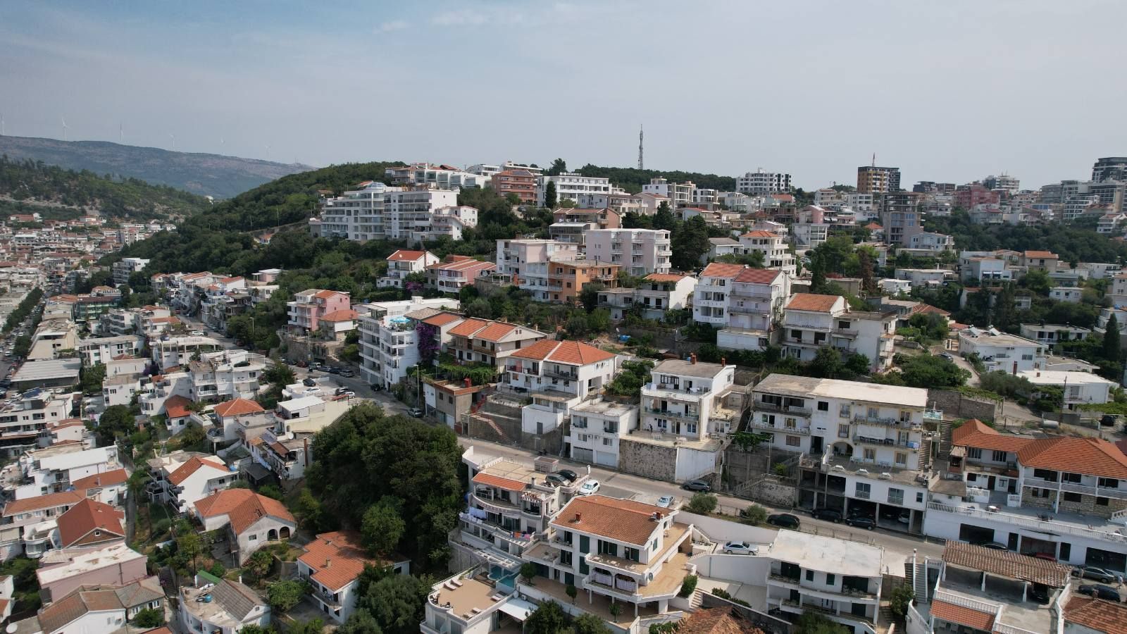 amforaproperty.com/Plac 295m2 sa Kućom na Ekskluzivnoj Lokaciji u Ulcinju – Pogled na More i Stari Grad