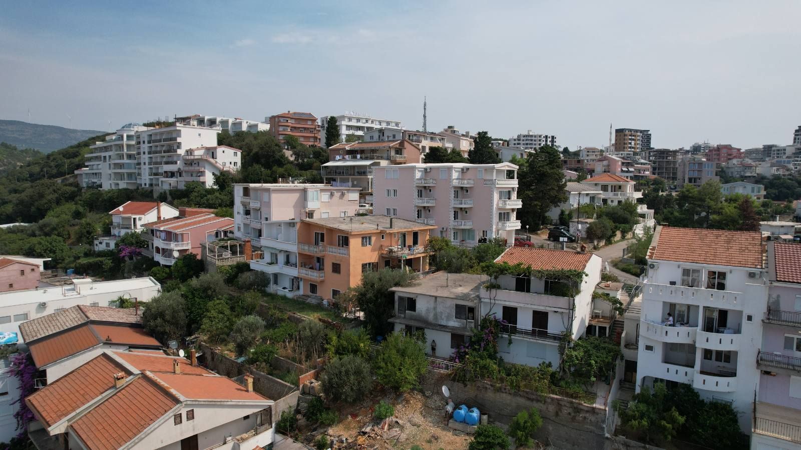 amforaproperty.com/Plac 295m2 sa Kućom na Ekskluzivnoj Lokaciji u Ulcinju – Pogled na More i Stari Grad