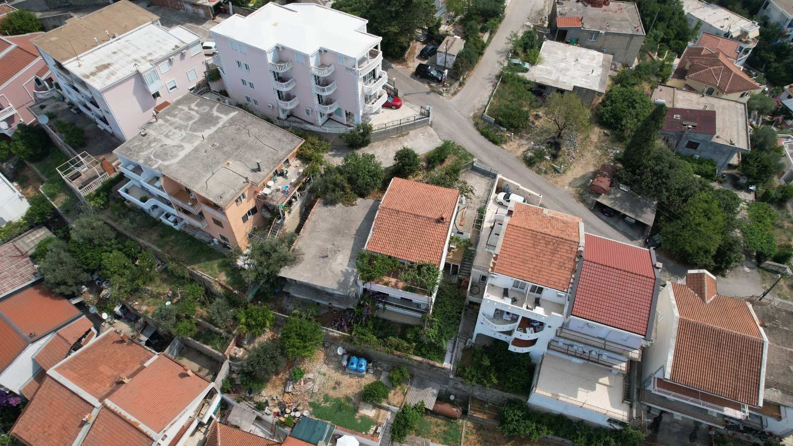 amforaproperty.com/Plac 295m2 sa Kućom na Ekskluzivnoj Lokaciji u Ulcinju – Pogled na More i Stari Grad