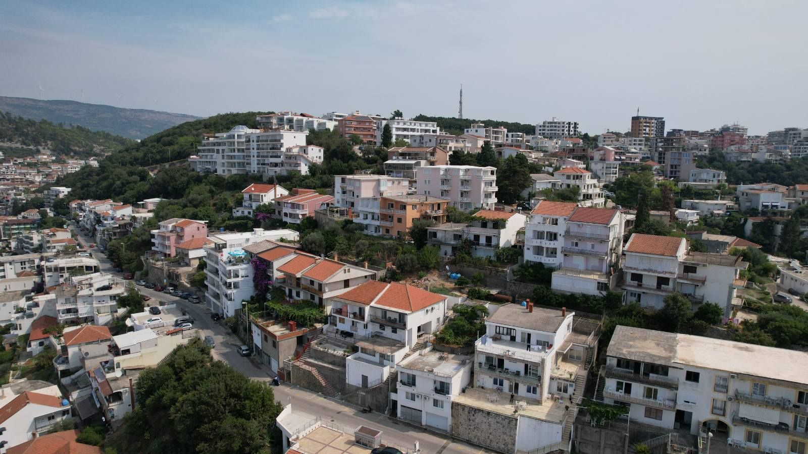 amforaproperty.com/Plac 295m2 sa Kućom na Ekskluzivnoj Lokaciji u Ulcinju – Pogled na More i Stari Grad