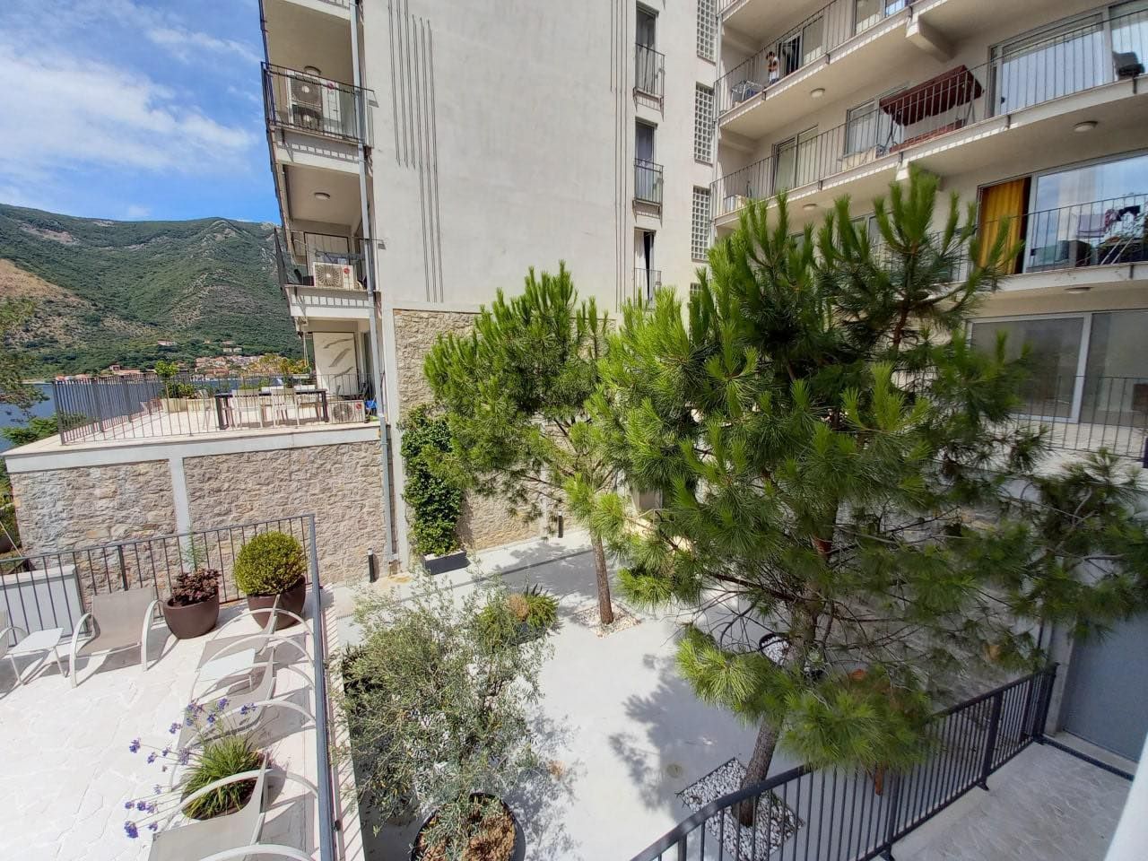 amforaproperty.com/Dobrota, Kotor-Dvosoban stan 78m² sa 24m² terase i pogledom na more u kompleksu sa bazenom i teretanom