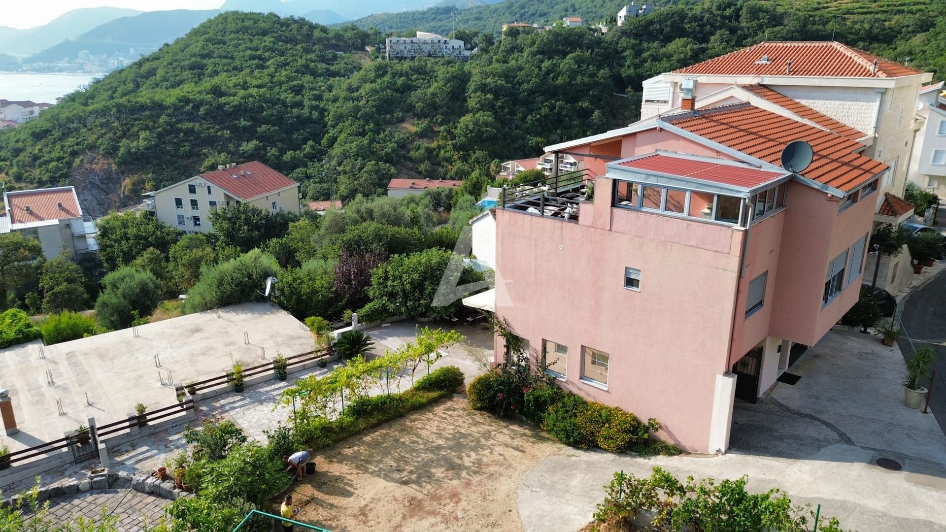 amforaproperty.com/Moderno Opremljen Jednosoban Stan sa Pogledom na More i Parking mestom u Pržnu, Budva (NA DUZI PERIOD)