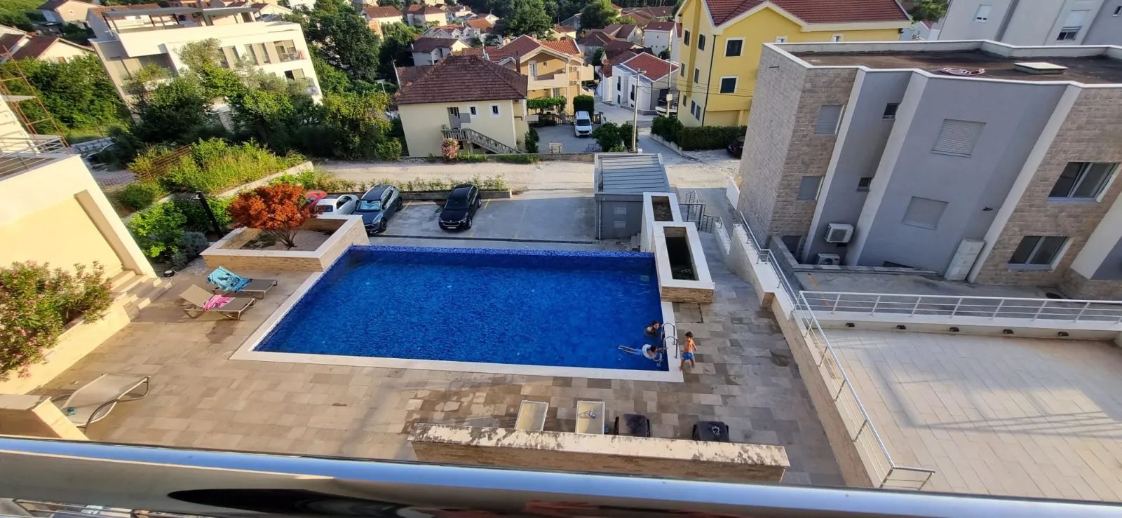 amforaproperty.com/Luksuzan Dvosoban Stan 79m² u Tivtu, sa Bazenom i Prelepim Pogledom na More i Grad