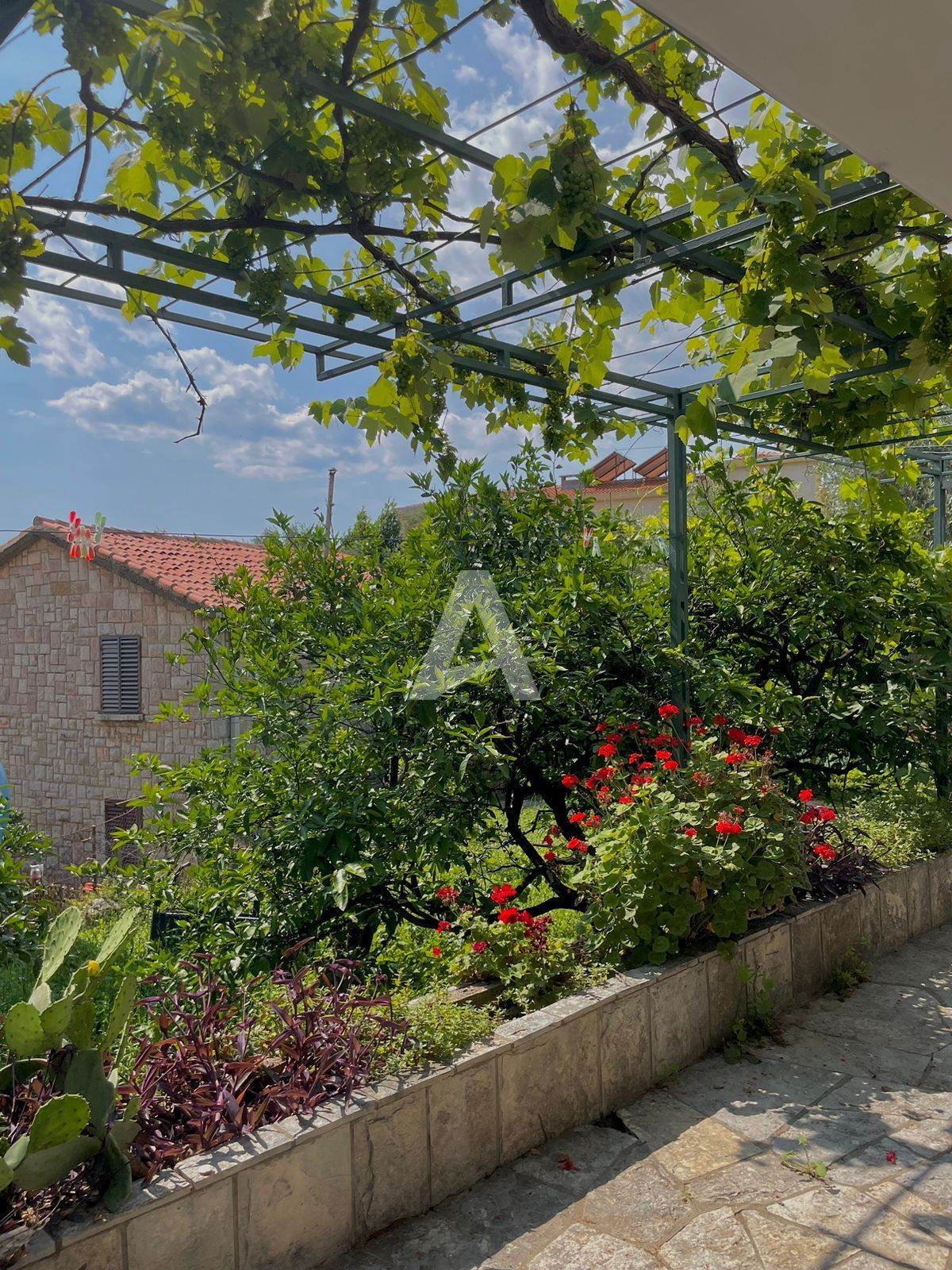 amforaproperty.com/Sveti Stefan, Budva – Izdavanje Prizemnog Sprata Kuće sa Baštom, Parking Mestom i Prostranom Terasom (NA DUZI PERIOD)