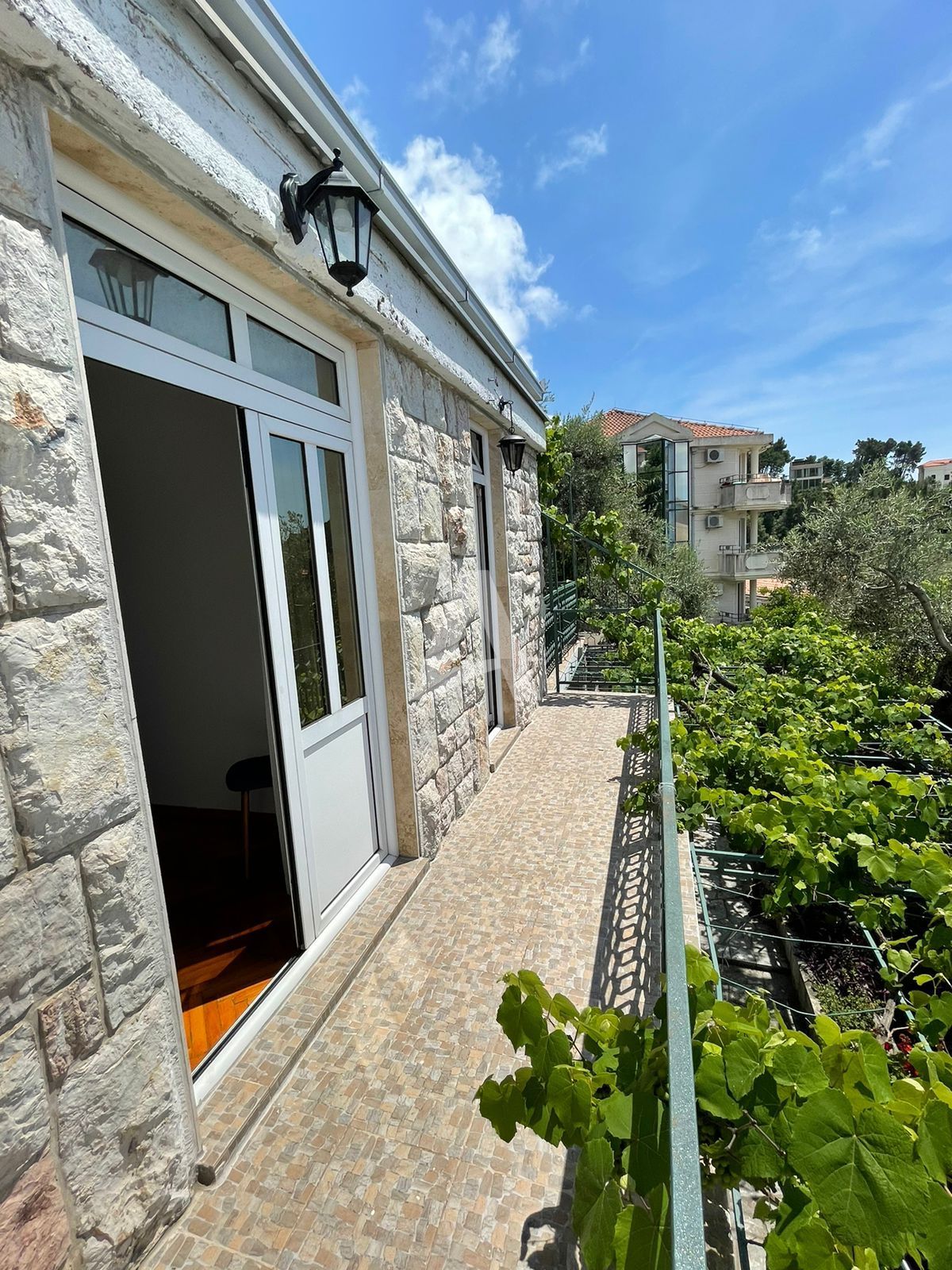 amforaproperty.com/Sveti Stefan, Budva – Jednosoban apartman sa Pogledom na More, Parking Mestom i Prostranom Terasom (NA DUZI PERIOD)