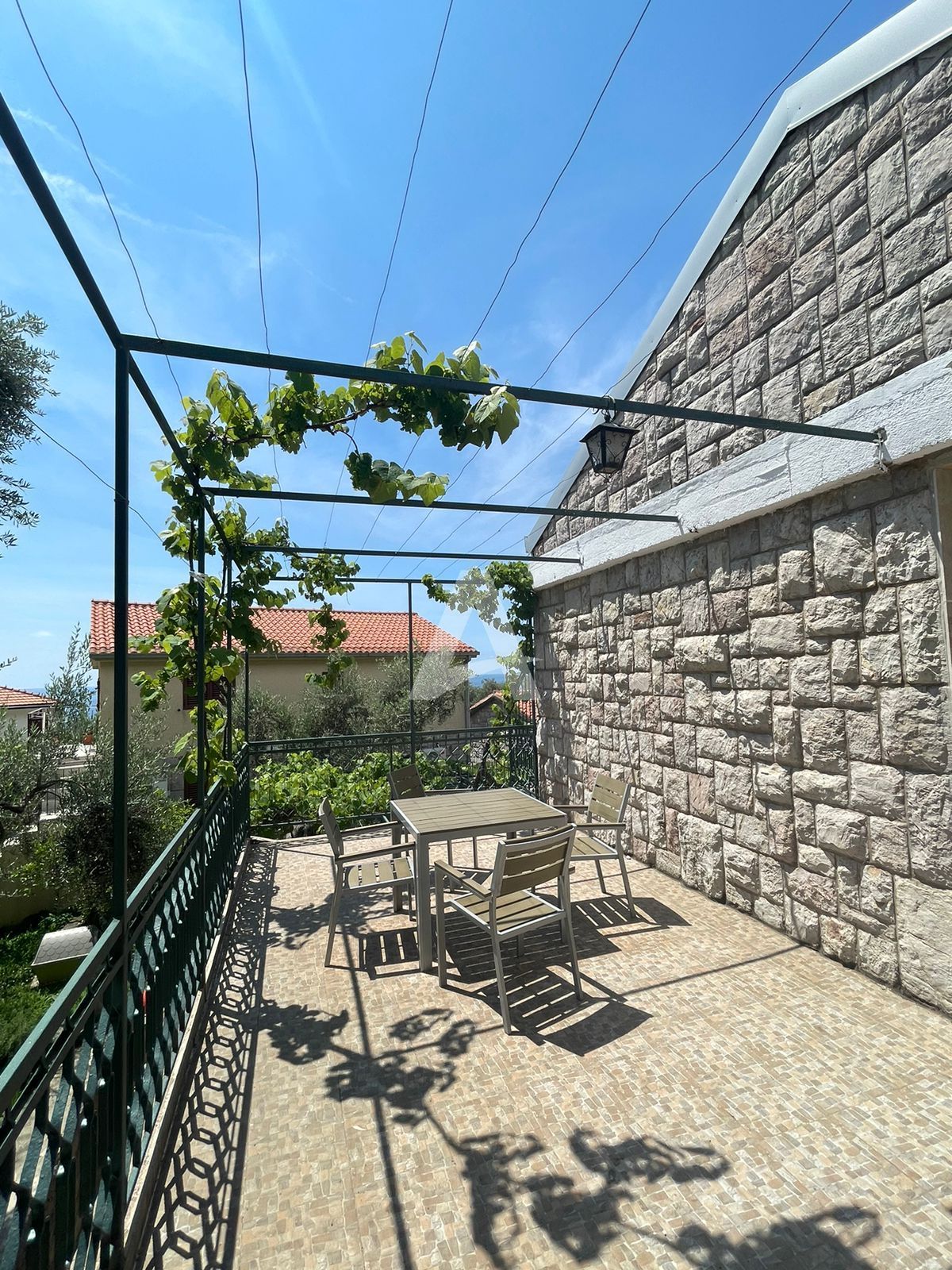 amforaproperty.com/Sveti Stefan, Budva – Jednosoban apartman sa Pogledom na More, Parking Mestom i Prostranom Terasom (NA DUZI PERIOD)