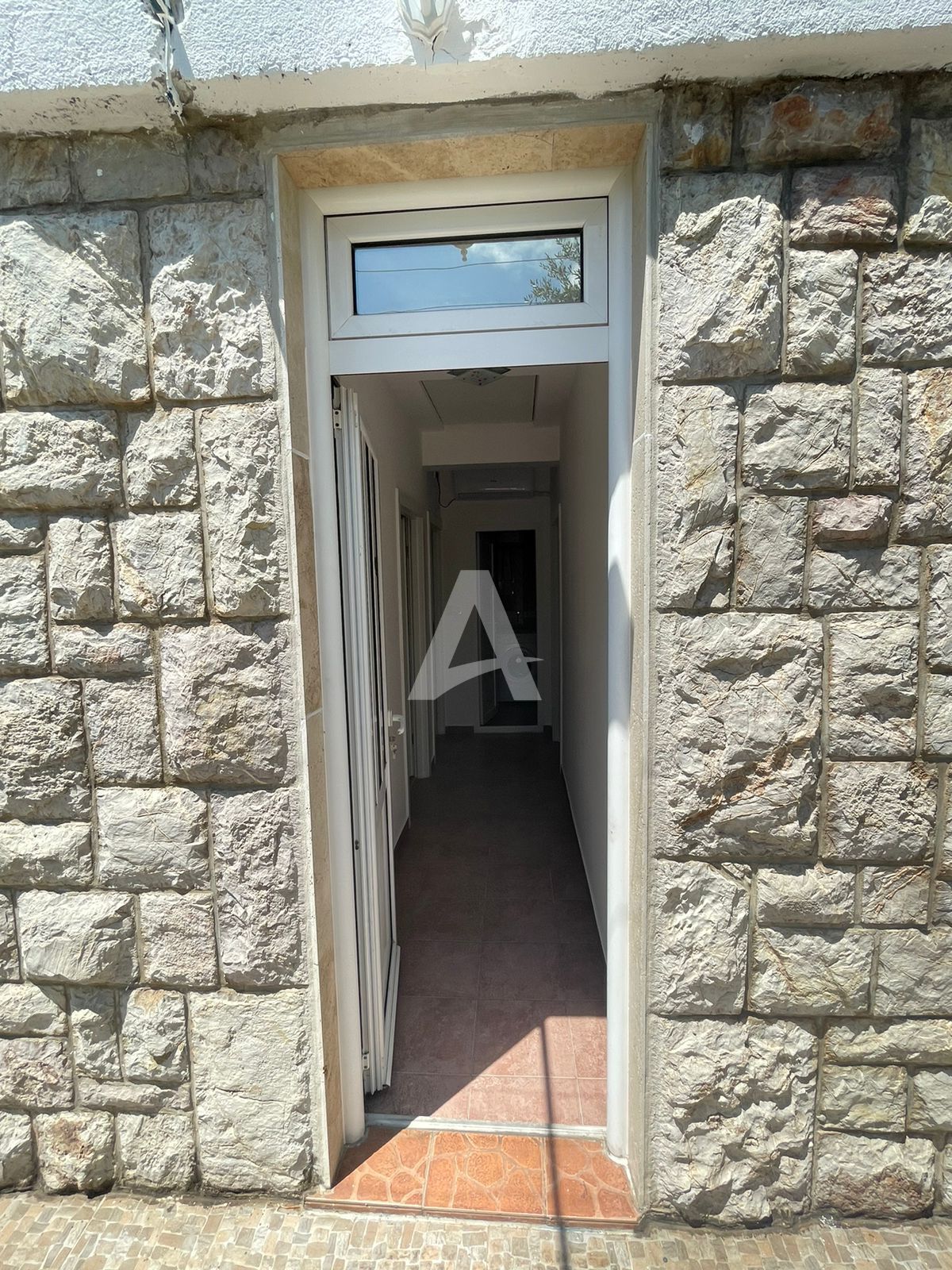 amforaproperty.com/Sveti Stefan, Budva – Jednosoban apartman sa Pogledom na More, Parking Mestom i Prostranom Terasom (NA DUZI PERIOD)