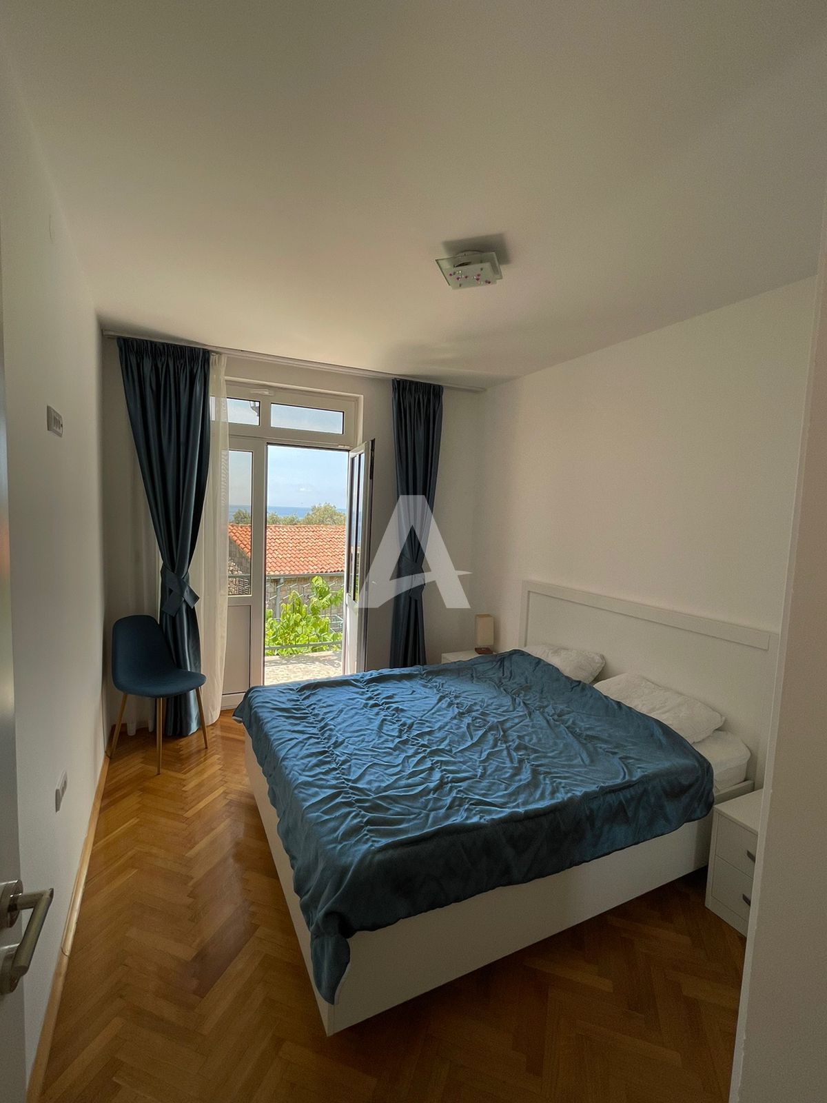 amforaproperty.com/Sveti Stefan, Budva – Jednosoban apartman sa Pogledom na More, Parking Mestom i Prostranom Terasom (NA DUZI PERIOD)