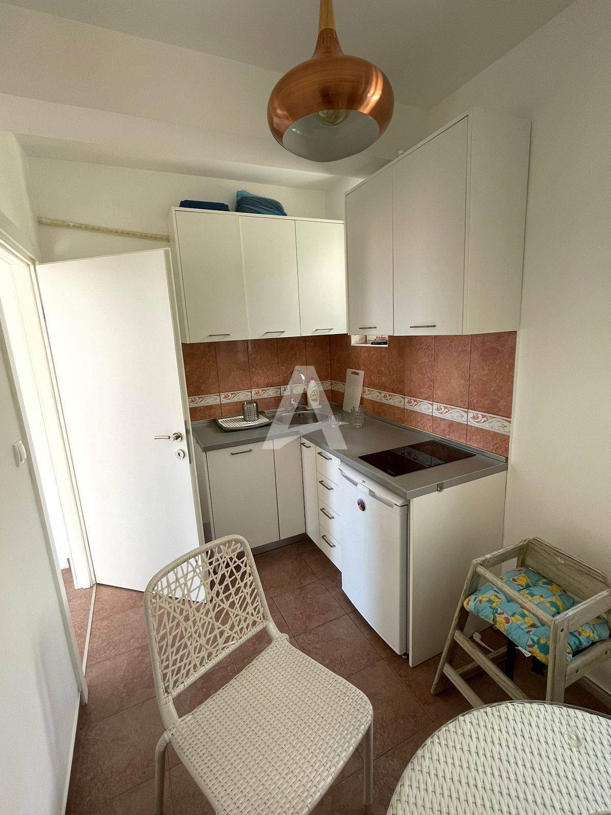 amforaproperty.com/Sveti Stefan, Budva – Jednosoban apartman sa Pogledom na More, Parking Mestom i Prostranom Terasom (NA DUZI PERIOD)