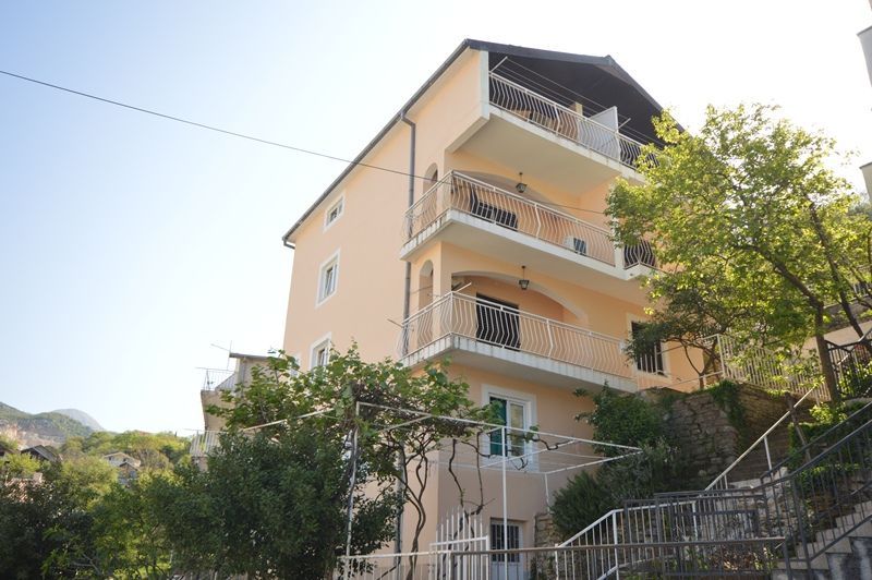 amforaproperty.com/Troiposoban Stan 85m2 sa Privatnim Dvorištem i Panoramskim Pogledom na More u Herceg Novom,Topla.