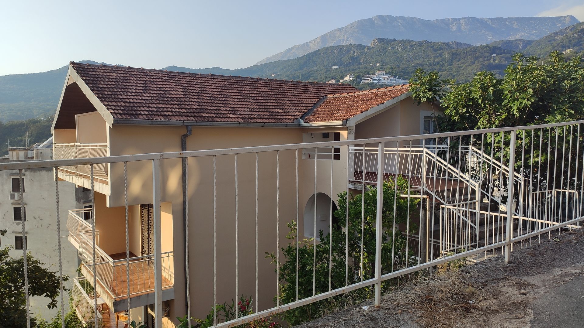 amforaproperty.com/Troiposoban Stan 85m2 sa Privatnim Dvorištem i Panoramskim Pogledom na More u Herceg Novom,Topla.