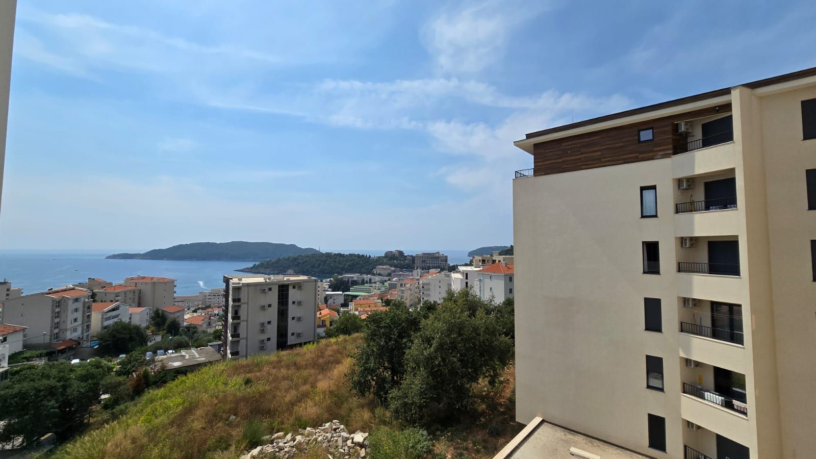 amforaproperty.com/Moderno Opremljen Jednosoban Apartman sa Pogledom na More i Garažnim Mestom u Becicima (NA DUZI PERIOD)