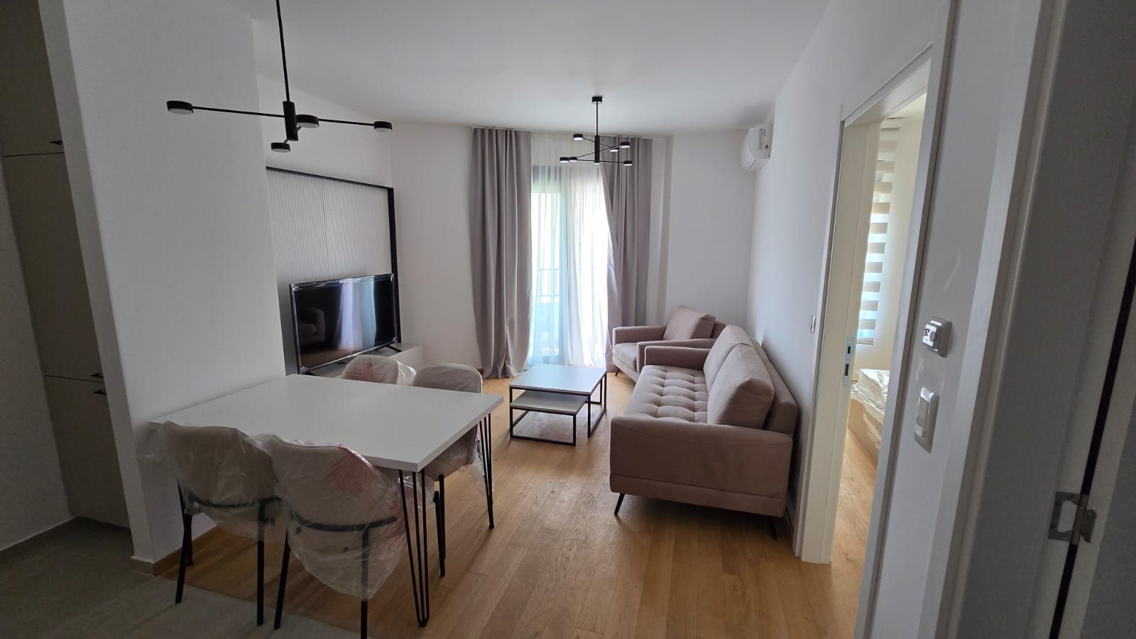 amforaproperty.com/Moderno Opremljen Jednosoban Apartman sa Pogledom na More i Garažnim Mestom u Becicima (NA DUZI PERIOD)