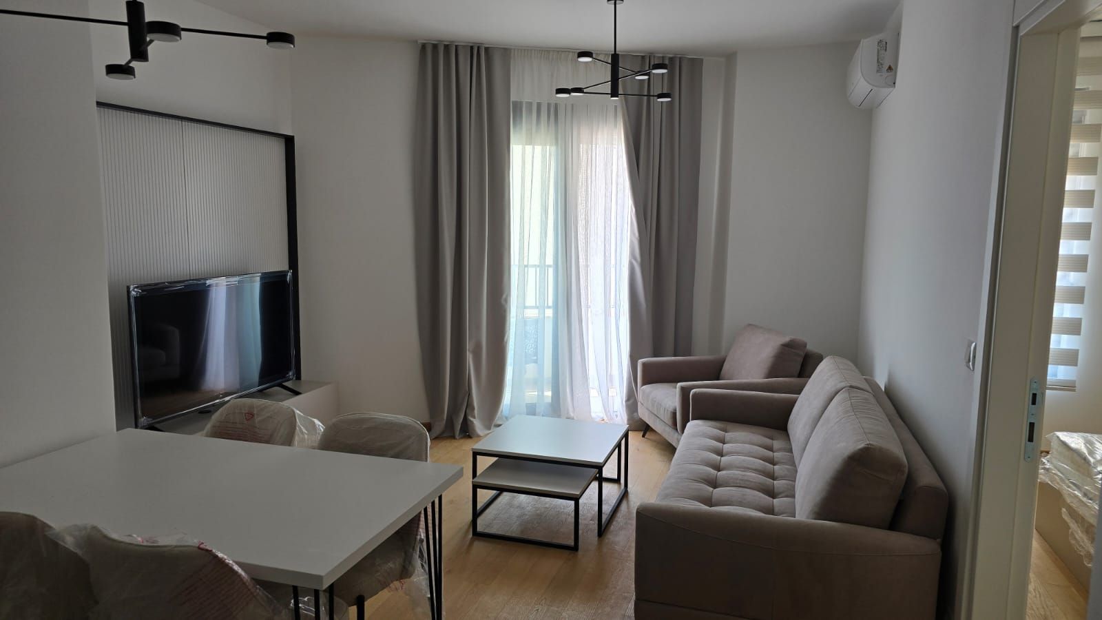 amforaproperty.com/Moderno Opremljen Jednosoban Apartman sa Pogledom na More i Garažnim Mestom u Becicima (NA DUZI PERIOD)