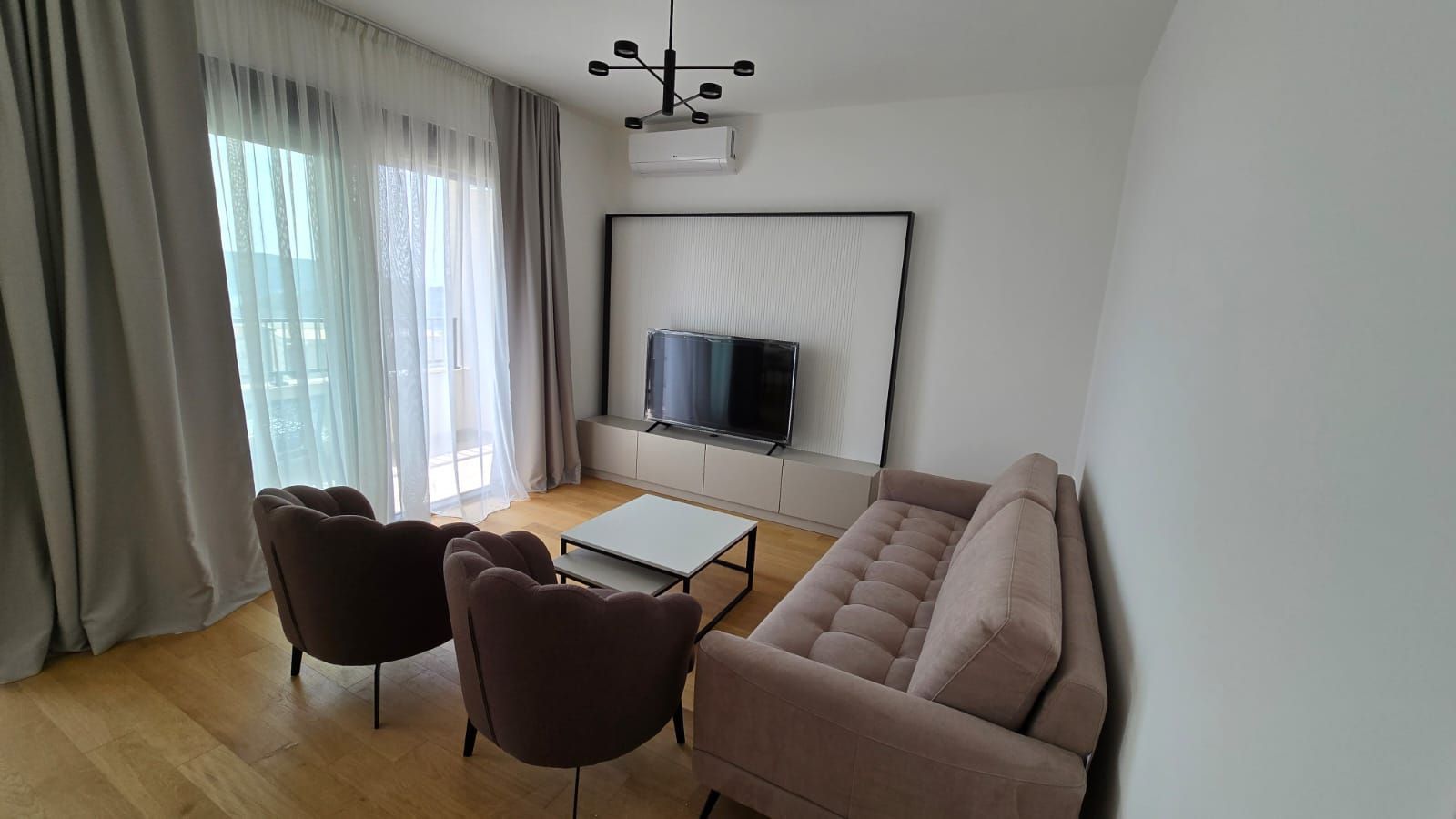 amforaproperty.com/Moderno Opremljen Jednosoban Apartman sa Pogledom na More i Garažnim Mestom u Becicima (NA DUZI PERIOD)