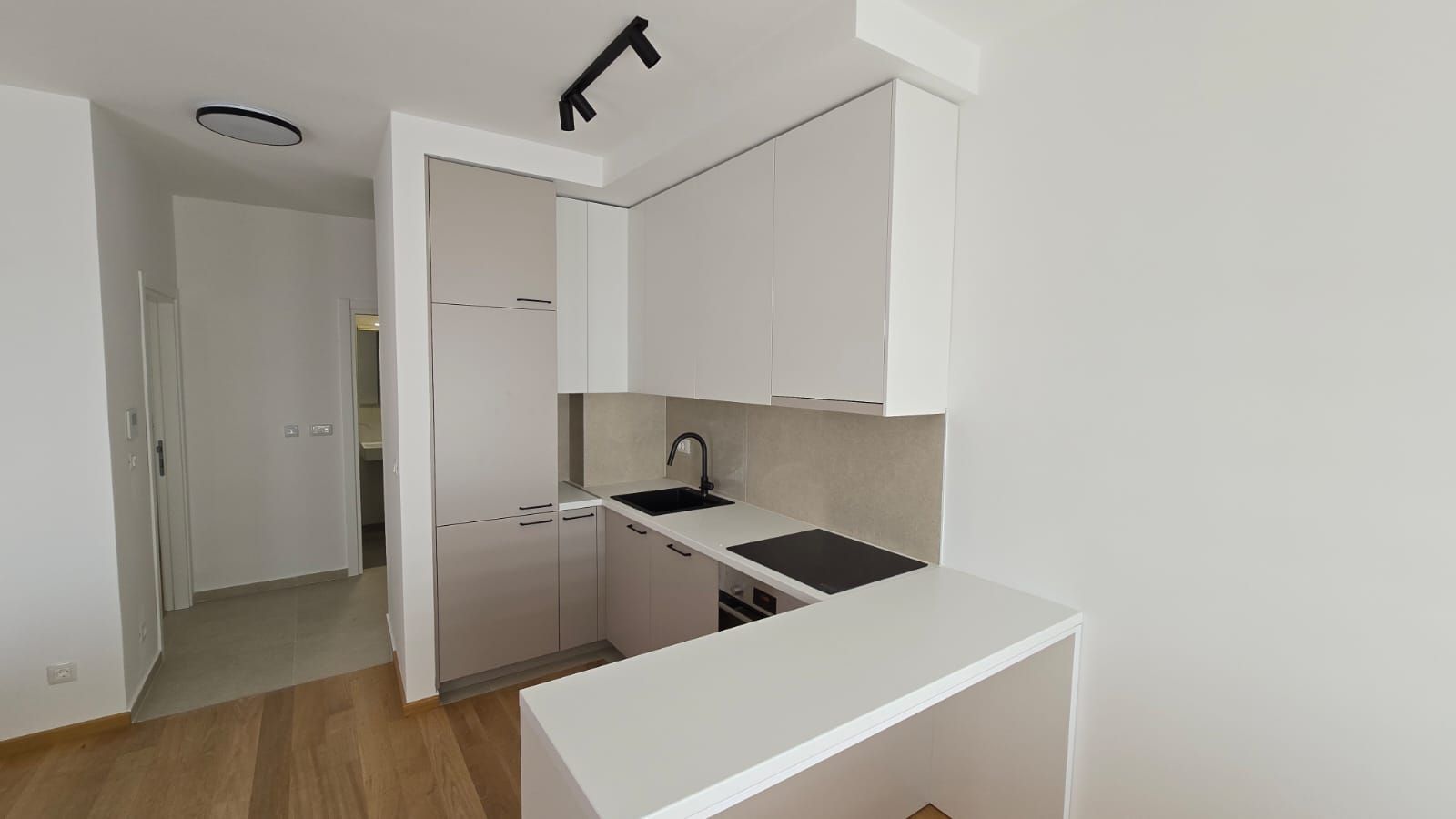 amforaproperty.com/Moderno Opremljen Jednosoban Apartman sa Pogledom na More i Garažnim Mestom u Becicima (NA DUZI PERIOD)