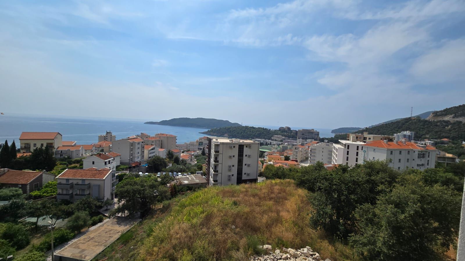 amforaproperty.com/Moderno Opremljen Jednosoban Apartman sa Pogledom na More i Garažnim Mestom u Becicima (NA DUZI PERIOD)