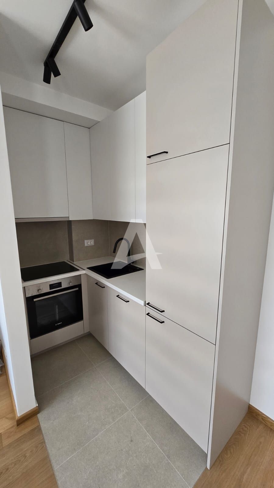 amforaproperty.com/Moderno Opremljen Jednosoban Apartman sa Garažnim Mestom u Becicima (NA DUZI PERIOD)