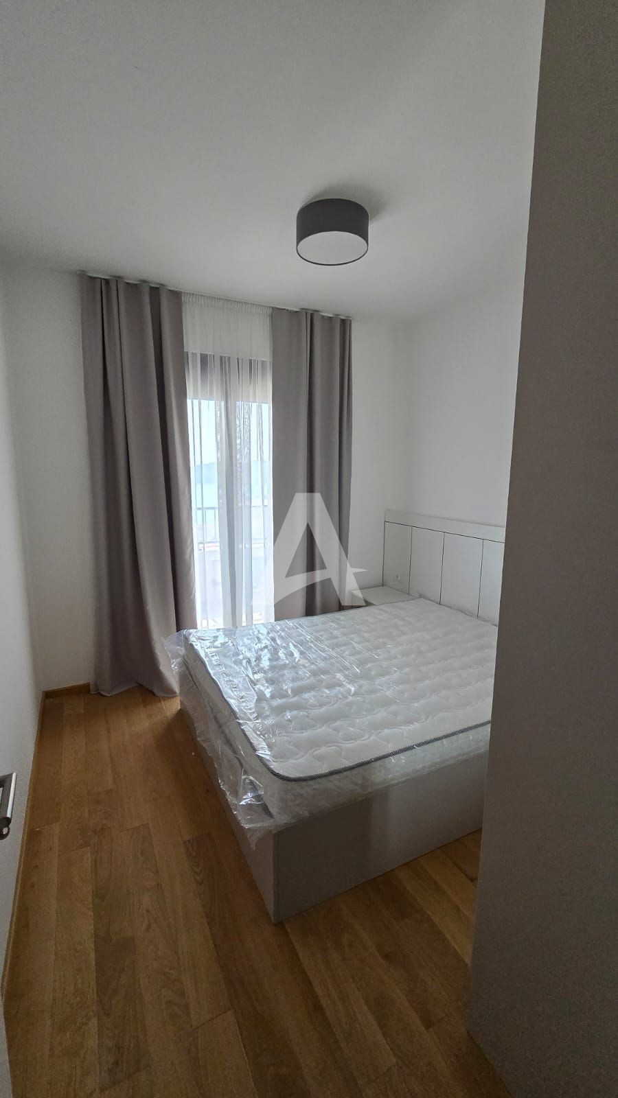 amforaproperty.com/Moderno Opremljen Jednosoban Apartman sa Pogledom na More i Garažnim Mestom u Becicima (NA DUZI PERIOD)