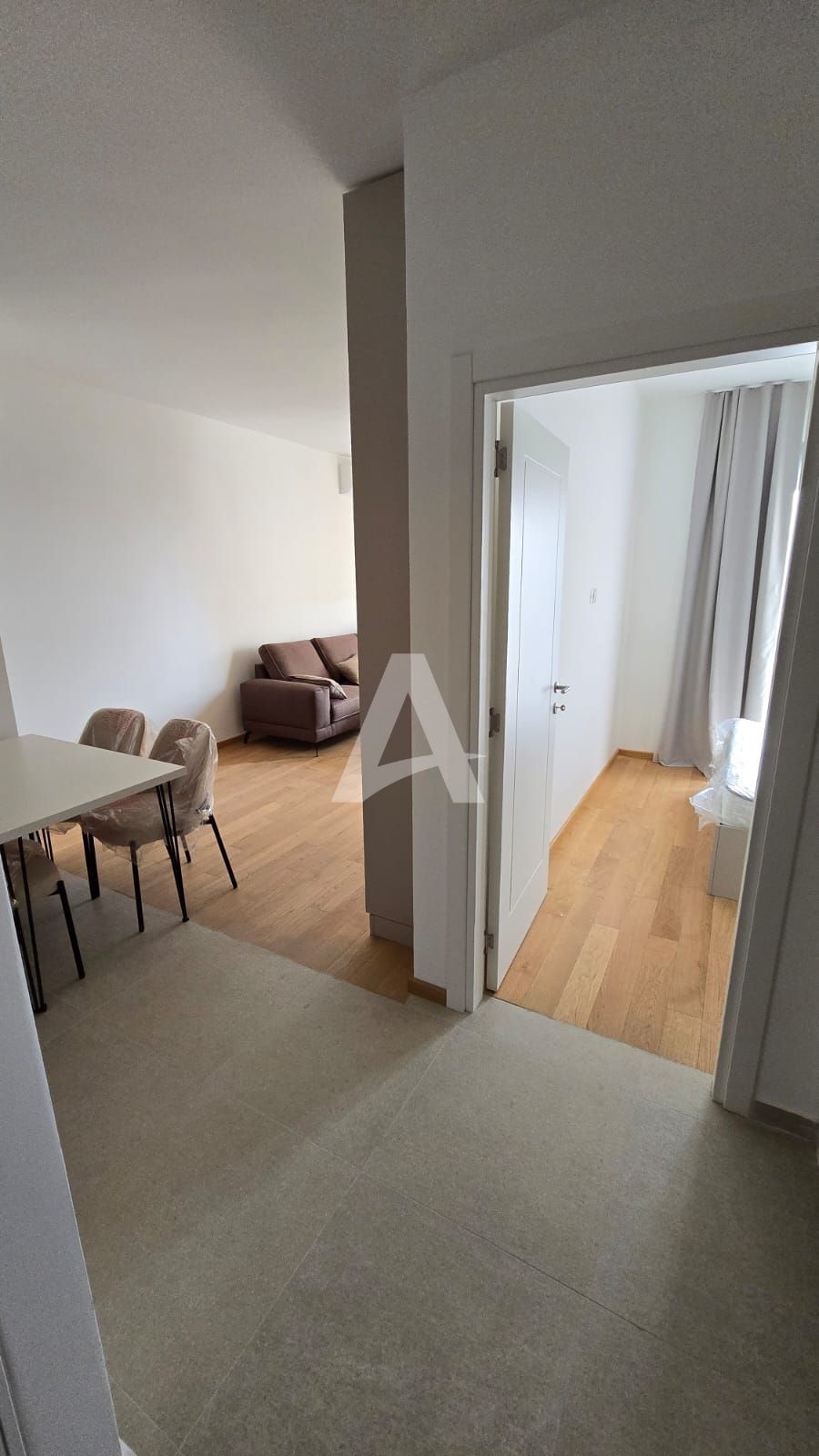 amforaproperty.com/Moderno Opremljen Jednosoban Apartman sa Pogledom na More i Garažnim Mestom u Becicima (NA DUZI PERIOD)