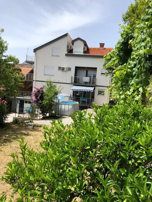 amforaproperty.com/Apartmanska Kuća 400m² sa Pogledom na More u Sutomoru