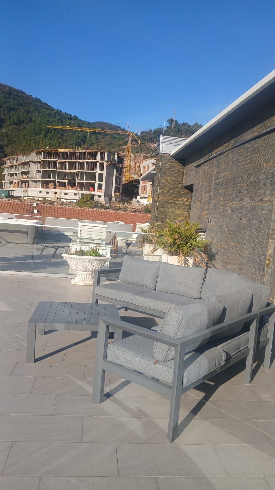 amforaproperty.com/Luksuzan Penthouse od 100m² + Prostrana Krovna Terasa sa Panoramskim Pogledom na More i Đakuzi Kadom – Budva