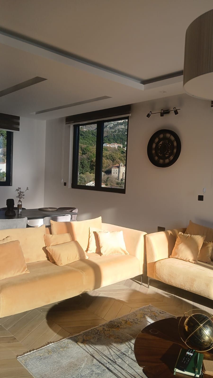 amforaproperty.com/Luksuzan Penthouse od 100m² + Prostrana Krovna Terasa sa Panoramskim Pogledom na More i Đakuzi Kadom – Budva