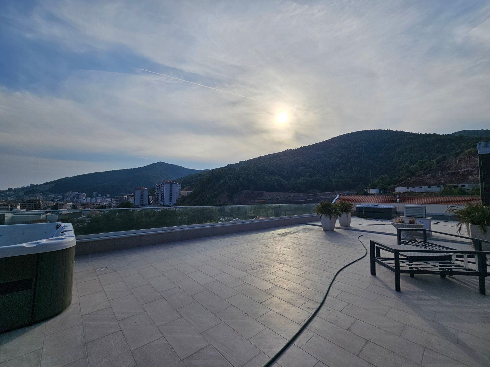 amforaproperty.com/Luksuzan Penthouse od 100m² + Prostrana Krovna Terasa sa Panoramskim Pogledom na More i Đakuzi Kadom – Budva