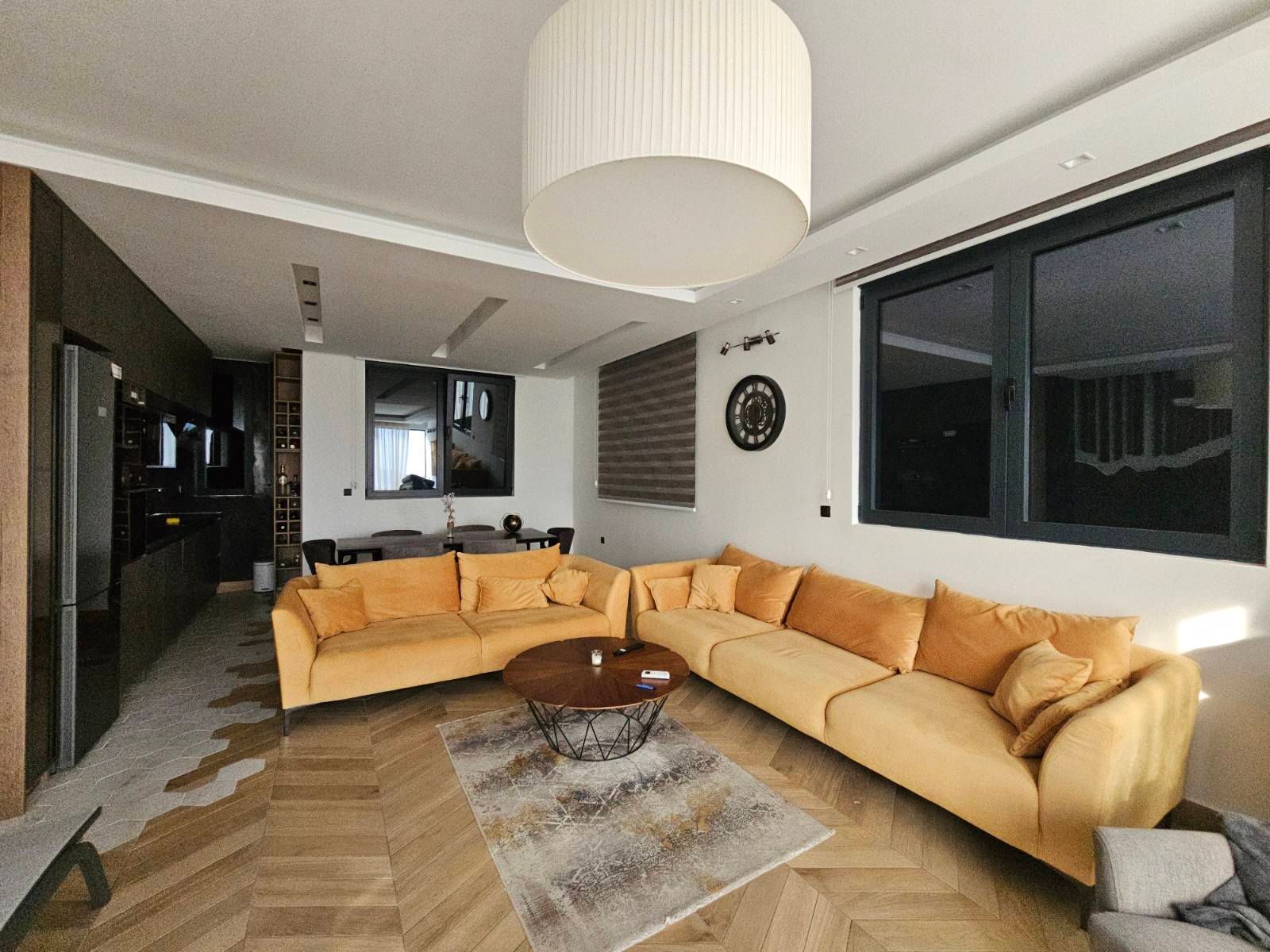 amforaproperty.com/Luksuzan Penthouse od 100m² + Prostrana Krovna Terasa sa Panoramskim Pogledom na More i Đakuzi Kadom – Budva