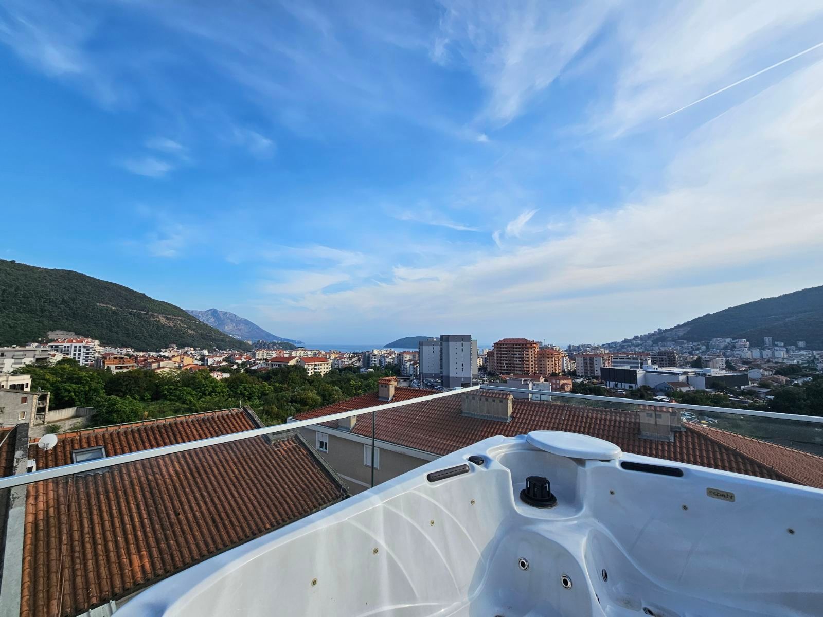 amforaproperty.com/Luksuzan Penthouse od 100m² + Prostrana Krovna Terasa sa Panoramskim Pogledom na More i Đakuzi Kadom – Budva