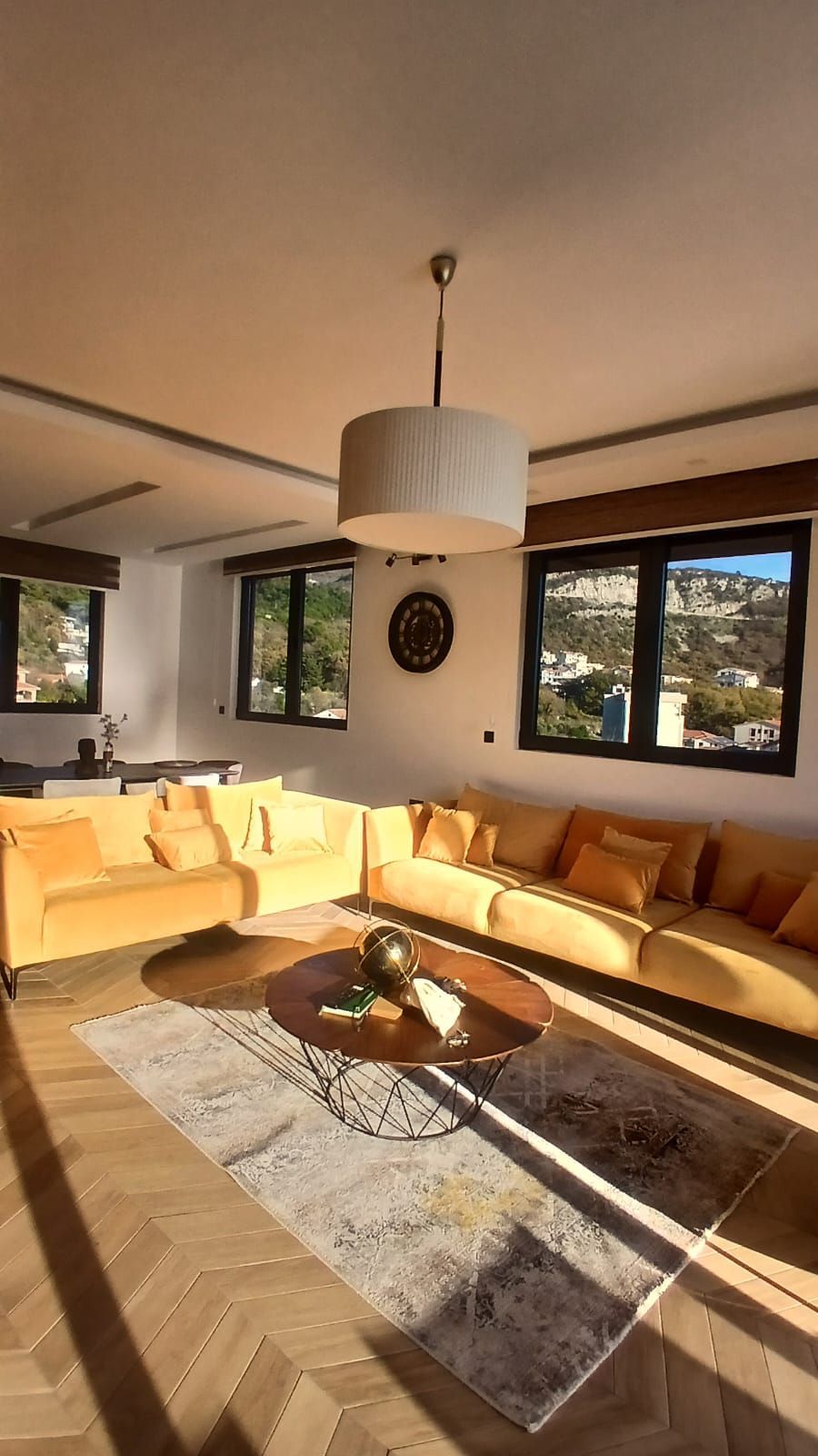 amforaproperty.com/Luksuzan Penthouse od 100m² + Prostrana Krovna Terasa sa Panoramskim Pogledom na More i Đakuzi Kadom – Budva