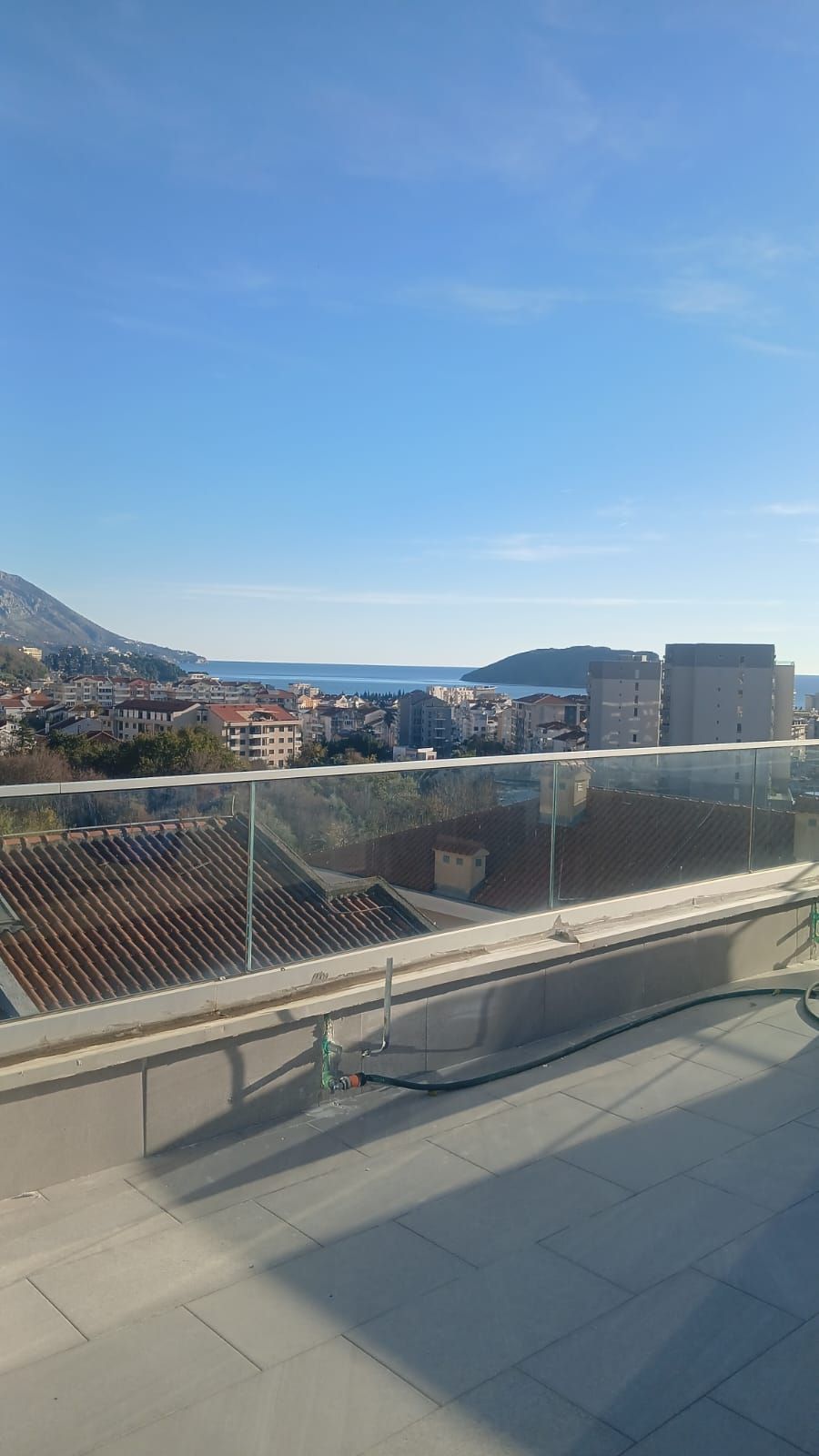 amforaproperty.com/Luksuzan Penthouse od 100m² + Prostrana Krovna Terasa sa Panoramskim Pogledom na More i Đakuzi Kadom – Budva