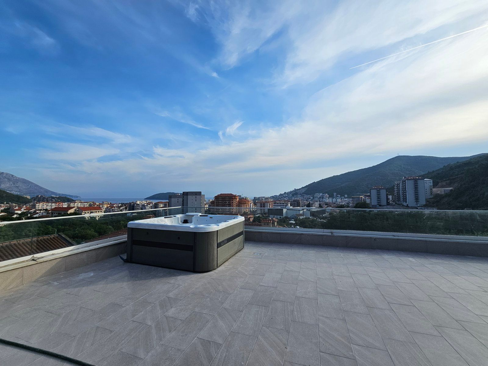 amforaproperty.com/Luksuzan Penthouse od 100m² + Prostrana Krovna Terasa sa Panoramskim Pogledom na More i Đakuzi Kadom – Budva