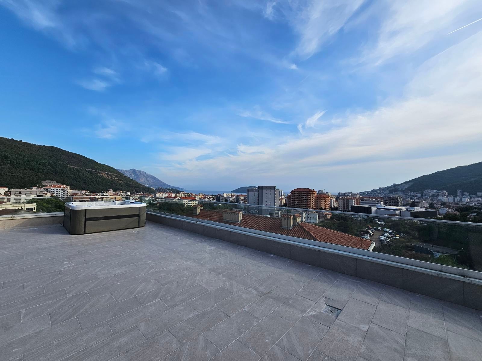 amforaproperty.com/Luksuzan Penthouse od 100m² + Prostrana Krovna Terasa sa Panoramskim Pogledom na More i Đakuzi Kadom – Budva