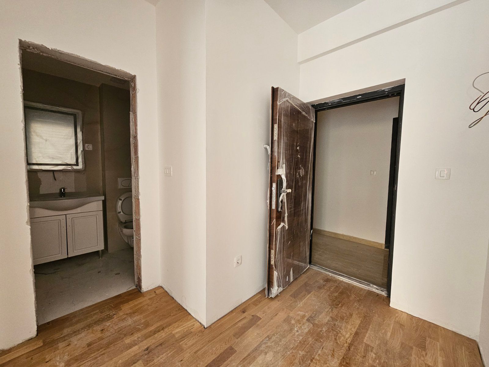 amforaproperty.com/Prodaja Jednosobnog Stana 43m² u Novoj Zgradi u Bečićima – Bez 3% Poreza!