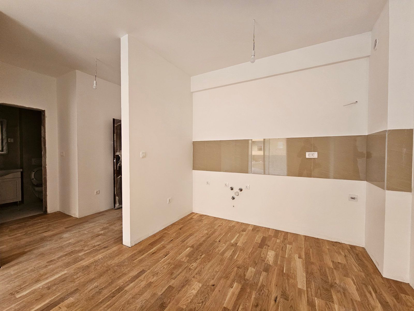 amforaproperty.com/Prodaja Jednosobnog Stana 43m² u Novoj Zgradi u Bečićima – Bez 3% Poreza!