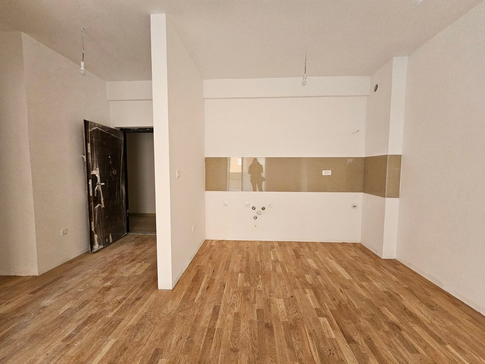 amforaproperty.com/Prodaja Jednosobnog Stana 43m² u Novoj Zgradi u Bečićima – Bez 3% Poreza!