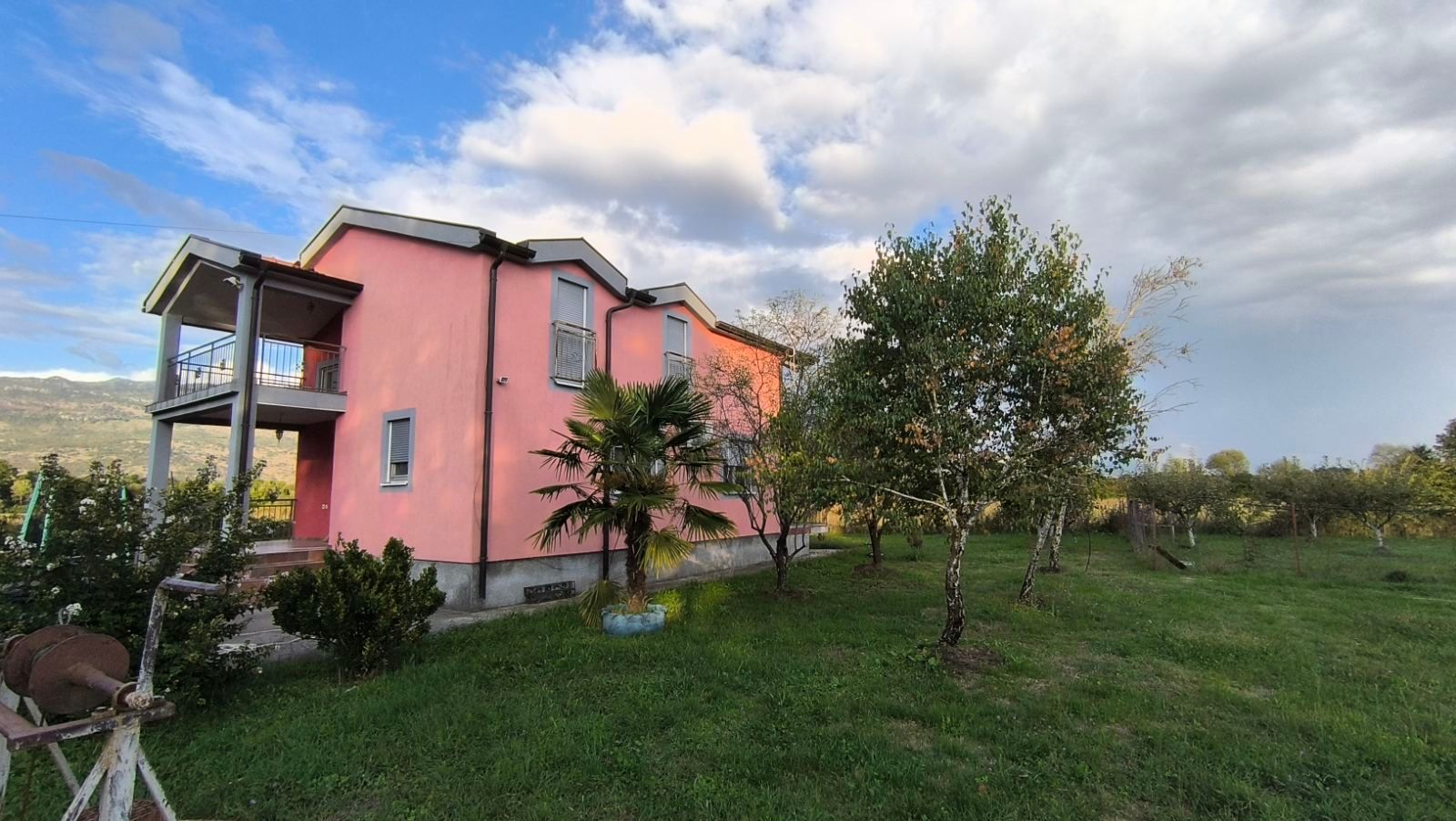 amforaproperty.com/Prostrana dvospratna kuća 240m² na placu od 3500m² u blizini Danilovgrada