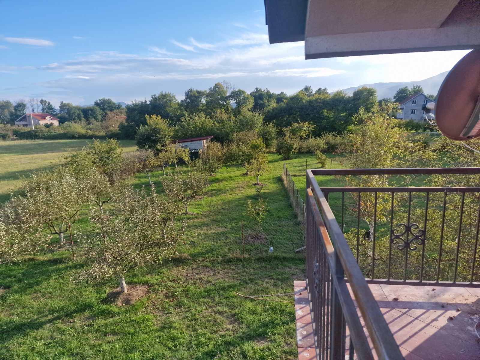 amforaproperty.com/Prostrana dvospratna kuća 240m² na placu od 3500m² u blizini Danilovgrada