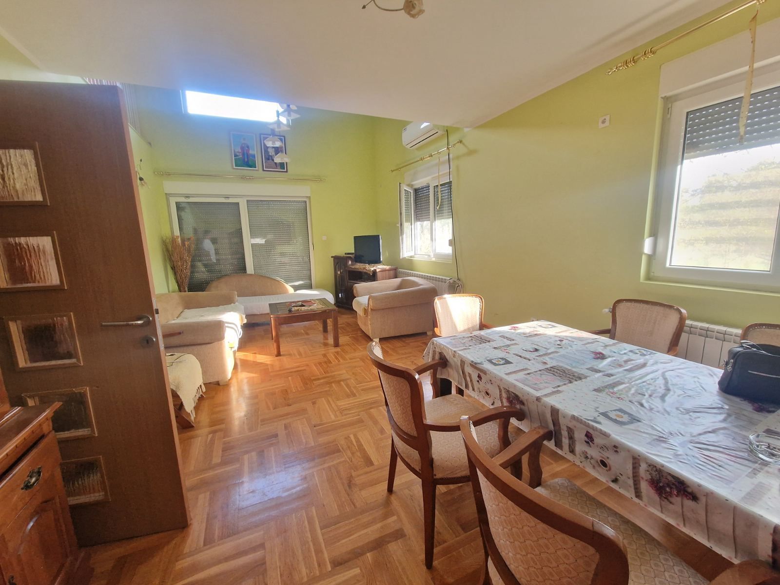 amforaproperty.com/Prostrana dvospratna kuća 240m² na placu od 3500m² u blizini Danilovgrada