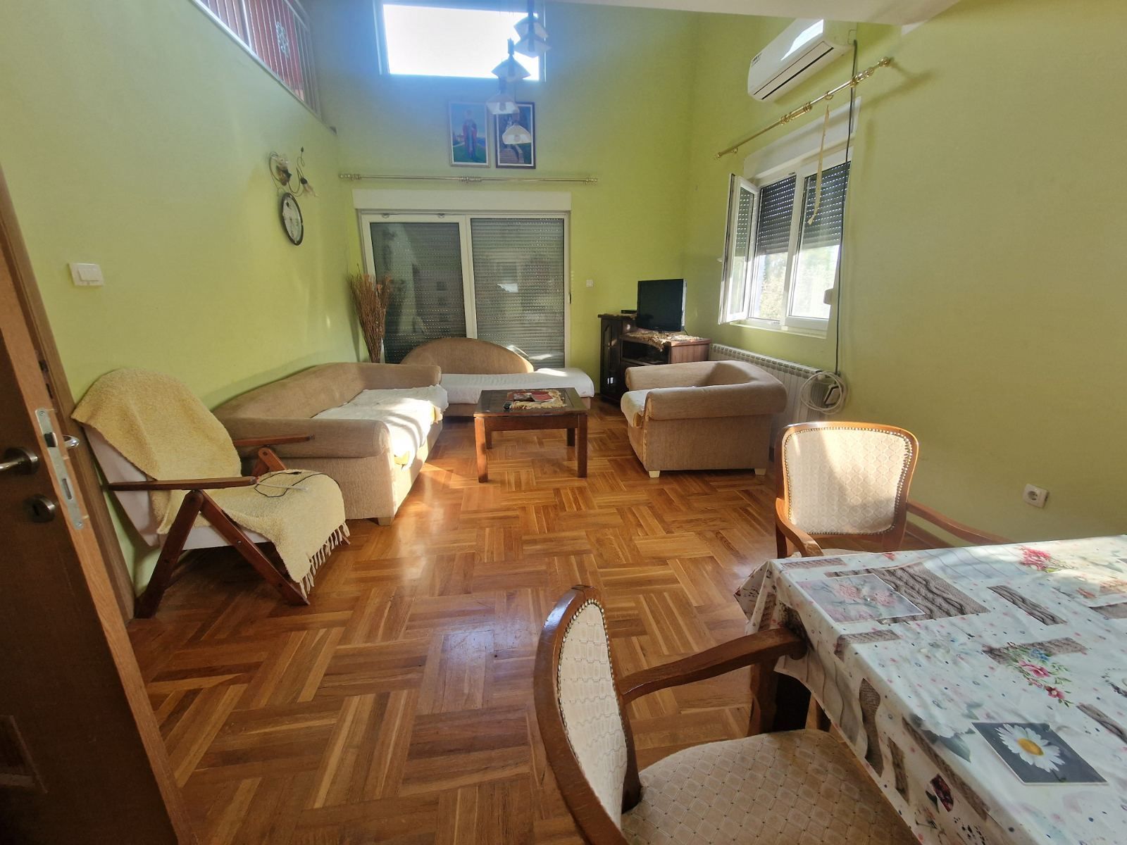 amforaproperty.com/Prostrana dvospratna kuća 240m² na placu od 3500m² u blizini Danilovgrada